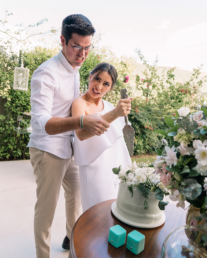 Casal cortando bolo no noivado — ensaio de noivado